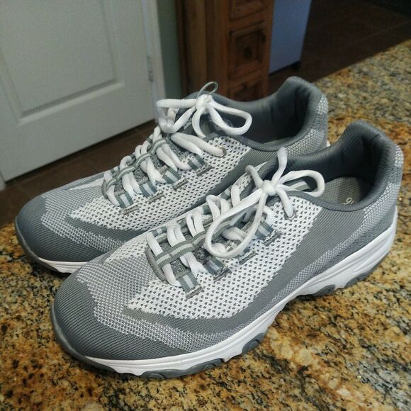 Avia Classic Trainer Womens Size 9 Gray White Athletic Comfort Walking Sneakers - Picture 1 of 12